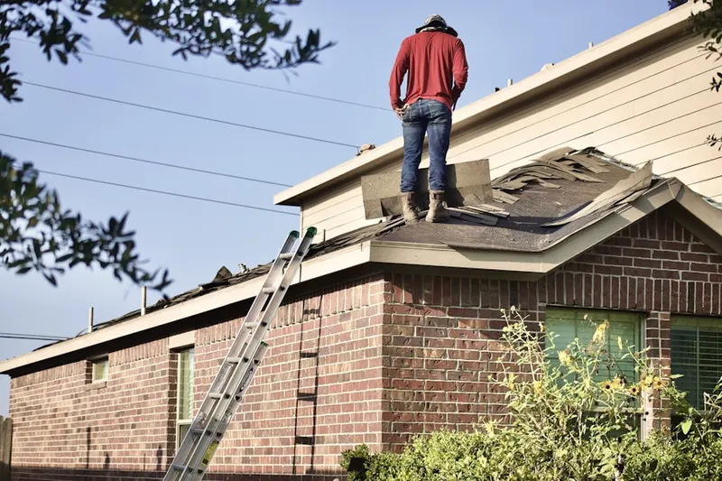 Professional roofer working on a residential roof in Belterra